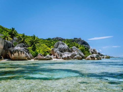 800 - Seychellen - anse-source-d-argent-the-world-famous-beach-with-granite-boulders-and-shallow-turquoise-water-la-digue-seychelles