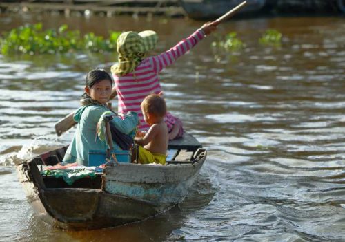 800 - Tag 3 - cambodian-woman-and-two-children-in-the-flooded-village-in-siem-reap-cambodia