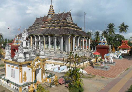 800 - Tag 6 - Buddhist_temple,_Battambang