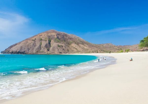 800x600 - Lombokbeautiful-view-of-tropical-mawun-beach-in-lombok-indonesia
