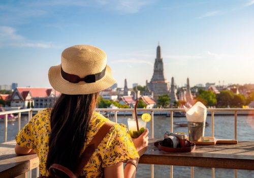 800x600 - Tag 1 Ankunft Bangkokasian-girl-sitting-and-relax-in-wat-with-wat-arun-temple-background