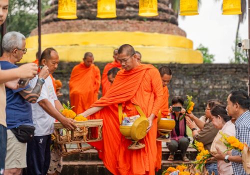 800x600 - Tag 5 LamphunEasia_Travel_Sukhothai_-_Early_morning_food_offering_ceremony_to_the_monk_137970-1000px